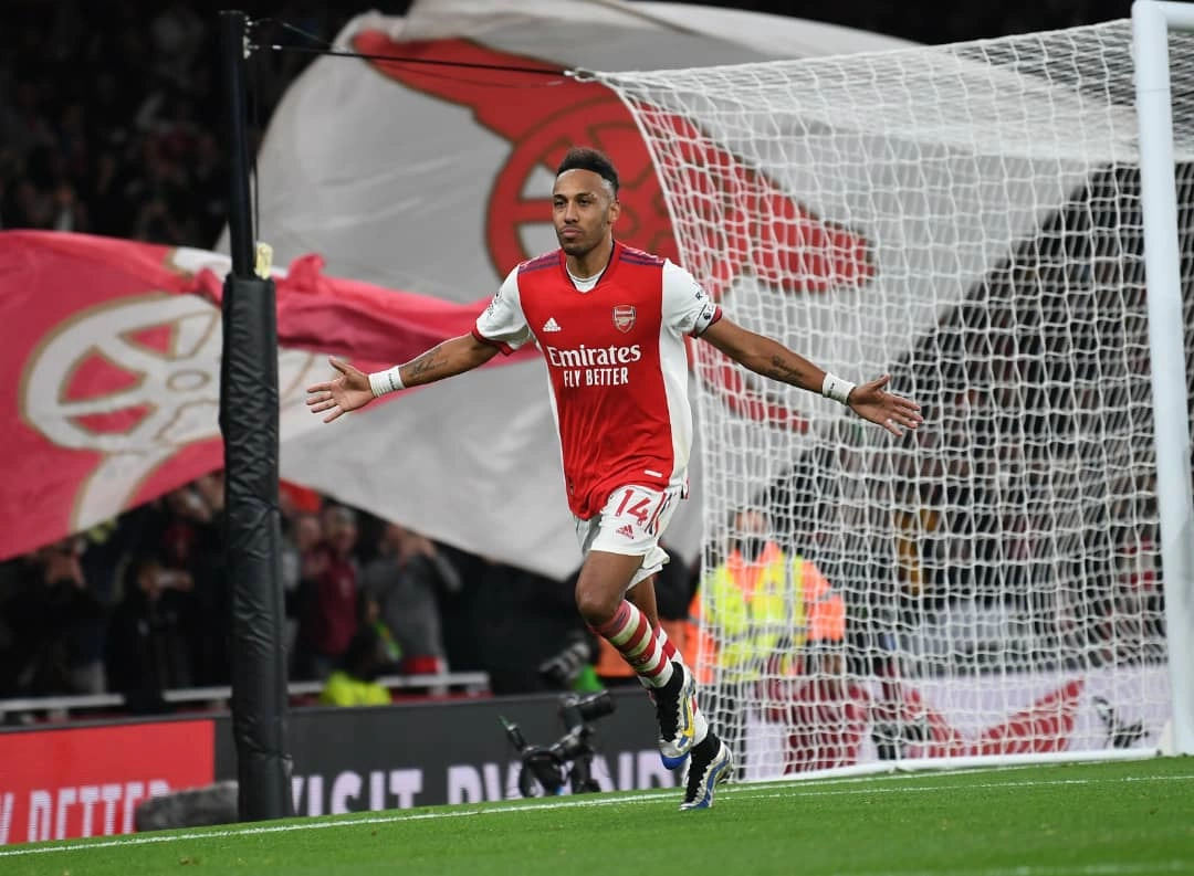 Manchester City and Barcelona in two-way battle for Arsenal star Aubameyang